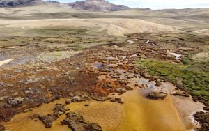 Comunidad de Crucero exige acción ante residuos de la industria salmonera